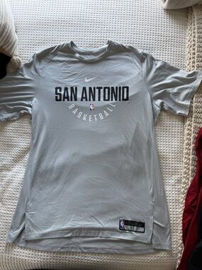 Nike NBA San Antonio Basketball Short Sleeve Tee in Light Gray